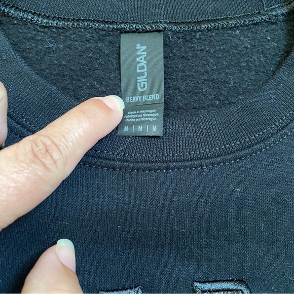 Women’s Gildan Heavy Blend Embroidered MAMA Black Crew Sweatshirt Size Medium - Picture 3 of 4